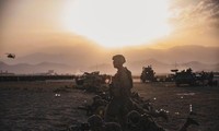 Lính Mỹ canh gác ở sân bay Kabul. Ảnh: Reuters