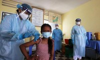 Trẻ em Campuchia tiêm vắc-xin trước mùa tựu trường. Ảnh: Khmer Times