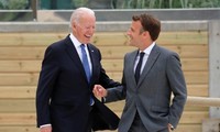 Tổng thống Mỹ Joe Biden và Tổng thống Pháp Emmanuel Macron gặp nhau tại Anh trong khuôn khổ hội nghị G7. Ảnh: Reuters
