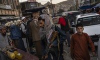 Một binh sĩ Taliban đi tuần ở chợ. Ảnh: AP