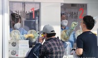 Người dân lấy mẫu xét nghiệm ở Gangnam. Ảnh: Yonhap