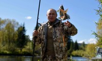Ông Putin đi câu cá ở Siberia. Ảnh: Reuters