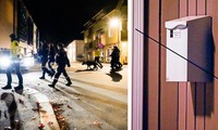 Cảnh sát tại hiện trường (ảnh trái) và mũi tên còn sót lại trên một bức tường (ảnh phải). Ảnh: The Times
