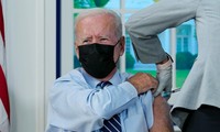 Tổng thống Mỹ Joe Biden tiêm vắc xin liều tăng cường. Ảnh: AP