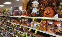 Bánh kẹo bày bán ở Freeport (Maine, Mỹ) trước lễ Halloween. Ảnh: AP
