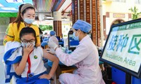 Một học sinh tiểu học ở Trung Quốc tiêm vắc xin ngừa COVID-19. Ảnh: VCG