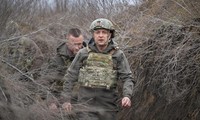 Tổng thống Ukraine thị sát khu vực xung đột Donbass hồi tháng 4. Ảnh: Reuters