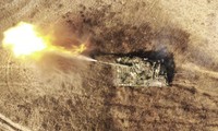 Xe tăng Ukraine tập trận ở vùng Kherson, gần bán đảo Crimea. Ảnh: Reuters