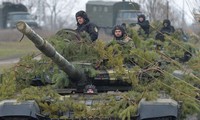 Quân đội Ukraine tập trận ngày 14/12. Ảnh: Reuters