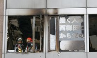 Vụ cháy bùng phát trên tầng 4 một toà nhà ở trung tâm Osaka. Ảnh: Reuters