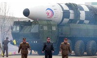 Chủ tịch Kim Jong-un trực tiếp giám sát vụ thử tên lửa &apos;quái vật&apos; Hwasong-17