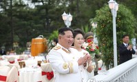 Phu nhân ông Kim Jong-un gây ấn tượng khi xuất hiện với dung nhan yêu kiều 