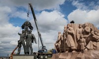Kiev tháo dỡ tượng đài hữu nghị Nga - Ukraine
