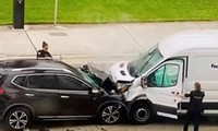 Mỹ: SUV nát đầu vì tài xế vừa lái xe vừa mải &apos;mây mưa&apos;