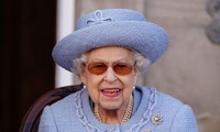 Nữ hoàng Elizabeth II đang được ‘theo dõi y tế&apos;, gia đình đến thăm