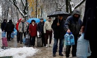 Tuyết rơi dày ở Kiev, người dân vẫn sống trong cảnh thiếu điện