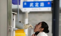 Trung Quốc bắt đầu cho phép người mắc COVID-19 cách ly tại nhà