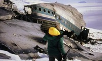Nhân viên cứu hộ tại hiện trường vụ tai nạn máy bay của Air New Zealand năm 1979. Ảnh: AP.