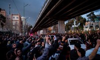 Sau khi lãnh đạo Iran thừa nhận bắn nhầm máy bay Ukraine, nhiều người đổ xuống đường phố Tehran để biểu tình. Ảnh: Getty.