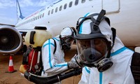 Nhân viên sân bay quốc tế Juba của Nam Sudan chuẩn bị khử khuẩn chiếc máy bay hạ cánh hôm 3/4. Ảnh: Getty Images.