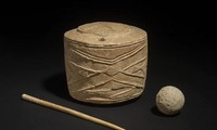 Bảo tàng Anh gọi chiếc trống, quả bóng bằng đá phấn và đinh ghim bằng xương là “tác phẩm nghệ thuật thời tiền sử quan trọng nhất được tìm thấy ở Anh trong 100 năm qua”. Ảnh: Bảo tàng Anh.