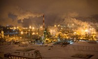 Đèn chiếu sáng một nhà máy lọc dầu của Nga ở Novokuibyshevsk. Nga chiếm khoảng 3% nhập khẩu dầu của Mỹ năm 2020, theo Cơ quan Thông tin Năng lượng. Ảnh: Bloomberg.