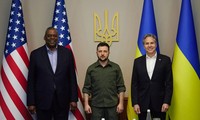 Tổng thống Ukraine Volodymyr Zelensky (giữa) gặp phái đoàn Mỹ bao gồm Ngoại trưởng Antony Blinken (phải) và Bộ trưởng Quốc phòng Lloyd Austin ngày 24/4 tại thủ đô Kiev của Ukraine. Ảnh: Văn phòng Báo chí Tổng thống Ukraine.