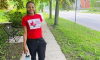 Hellen Wendy Nyabuto làm nhân viên y tế bán thời gian trong khi học y tá ở Canada. Nguồn: CNN.