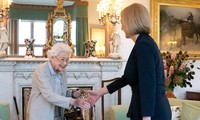 Nữ hoàng Anh Elizabeth II chào đón bà Liz Truss tại Lâu đài Balmoral, Scotland, nơi bà mời nhà lãnh đạo mới được bầu của đảng Bảo thủ trở thành Thủ tướng và thành lập chính phủ mới vào ngày 6/9. Ảnh: AP.