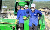 Đoàn viên thanh niên cùng người dân thu gom hàng chục tấn rác ở Sa Huỳnh