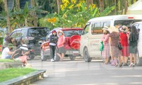Khách du lịch đến Bình Định trong dịp lễ 30/4-1/5 phải khai báo y tế, đeo khẩu trang. Ảnh: Trương Định