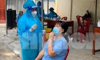 Công tác xét nghiệm tầm soát trên địa bàn TP Quy Nhơn. Ảnh: Trương Định
