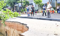 Đường bất ngờ sụt lún &apos;nuốt chửng&apos; cây xanh, trụ điện