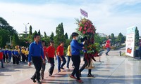 Tuổi trẻ Đà Nẵng dâng ngàn đóa sen tại nghĩa trang liệt sĩ