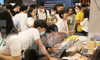 Bạn trẻ háo hức tham gia Ngày hội Công nghệ và Khởi nghiệp Miền Trung