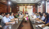 Ông Đặng Văn Minh, Chủ tịch UBND tỉnh Quảng Ngãi làm việc với UBND huyện Bình Sơn về công tác ứng phó mưa lũ. Ảnh: Nguyễn Ngọc