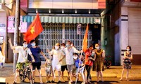 Người dân Đà Nẵng hát vang, vẫy cờ thời điểm gỡ phong tỏa