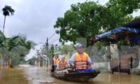 Ngập sâu cả mét, nhiều người Đà Nẵng lội nước, chèo thuyền cả km để đi chợ