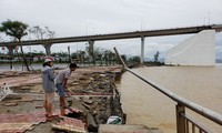 Bờ biển Đà Nẵng ngổn ngang, kè sông sụt lún vì bão số 13