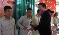 Anh Nguyễn Bá Duân, Phó Bí thư Thành Đoàn Đà Nẵng trao quà Tết cho những học viên có thành tích cải tạo tốt