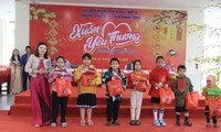 Đà Nẵng: Mang &quot;Xuân yêu thương&quot; đến cho các em học sinh có hoàn cảnh khó khăn