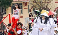 Teen biểu diễn văn nghệ mừng Ngày nhà giáo Việt Nam, trường nào cũng &quot;nghệ cả củ&quot;!