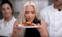 Kim Kardashian bị dân mạng &quot;ném đá&quot; vì giả vờ ăn thật trân trong quảng cáo thịt chay