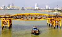 Bão số 5 đổ bộ, người dân Đà Nẵng sửng sốt trước màn “biến hình” của cây cầu lịch sử