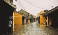 Những câu chuyện đáng yêu đằng sau bộ ảnh “Venice Hội An” thắp sáng những ngày mưa lũ
