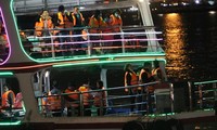 VIDEO: Du khách Đà Nẵng thích thú check-in sông Hàn về đêm trên du thuyền 