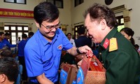 Đoàn công tác T.Ư Đoàn trao quà cho các thương bệnh binh Hà Nam