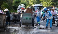Lao công &apos;vật lộn&apos; với rác thải ùn ứ, chất đống ở Hà Nội 