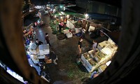Chợ đêm Long Biên tấp nập trước giờ Hà Nội cách ly chống dịch COVID-19