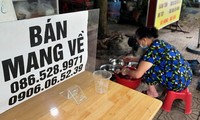 Hàng quán &apos;vùng xanh&apos; Hà Nội tấp nập bán đồ mang về trong ngày đầu mở cửa trở lại 
